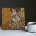 Carreau Phase d'or Gustav Klimt Mosaïque Edwardienne C<br><div class="desc">Cette belle céramique présente une oeuvre inspirée de la "phase dorée" de Gustav Klimt, représentant une femme de l'époque édouardienne. Pendant cette période, Klimt était fasciné par les mosaïques byzantines et développa sa technique de mosaïque à l'aide de feuilles d'or et de couleurs vives. Cette oeuvre rend hommage à l'approche...</div>