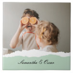 Carreau Photo de famille moderne et nom personnalisé Monna<br><div class="desc">Présentation de la photo familiale moderne et cadeau de nom personnalisé de marque! Ce cadeau unique et réfléchi est conçu pour célébrer et chérir les moments spéciaux de votre famille.Offrez le cadeau de souvenirs chéris et de douceur personnalisée avec la photo de famille moderne et le cadeau de nom personnalisé...</div>