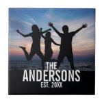 Carreau Photo de famille personnalisée avec nom de famille<br><div class="desc">Cadeau photo de famille personnalisé, décoré avec nom de famille et établi année en blanc moderne sans serif style police, parfait avec photo carré. Cool pour afficher la photo de famille. Parfait aussi comme cadeau de vacances, cadeau de ménage, cadeau de réunion de famille et cadeau pour toutes les occasions...</div>