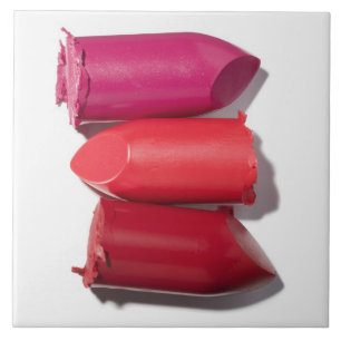 Carreau Pile de rouge à lèvres cassé