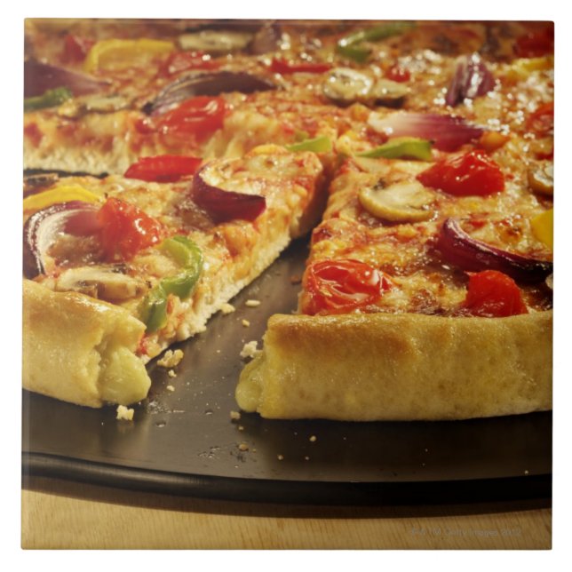 Carreau Pizza aux légumes coupée en tranches sur la (Devant)