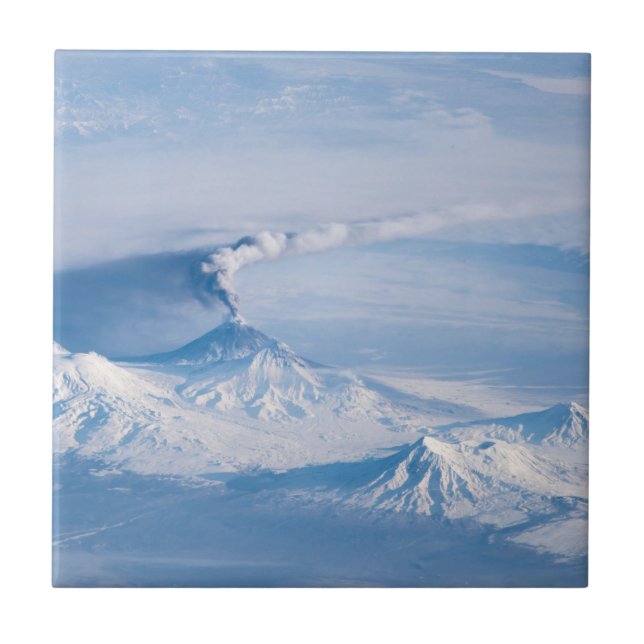 Carreau Plume Émanant Du Volcan Kliuchevskoi. (Devant)