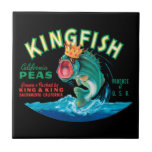 Carreau Poisson basse portant une couronne sur un Arrière<br><div class="desc">Ce étiquette de caisse vintage d'un bassiste portant une couronne sur un arrière - plan noir plaira à tout amateur d'art vintage. C'est une publicité pour les pois KingFish. Les couleurs sont très vives et vives. Choisissez cette illustration sur votre produit dès aujourd'hui.</div>