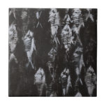 Carreau Poisson blanc fossile sur Arrière - plan noir<br><div class="desc">Cette image d'inspiration fossile est parfaite pour votre collection de poissons. Cette image est simple car elle ne comprend que deux couleurs : noir et blanc. Choisissez cette illustration dès aujourd'hui sur votre produit.</div>