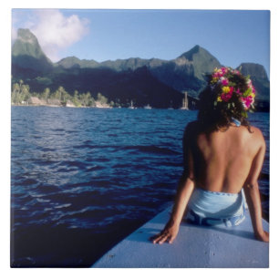 Carreau Polynésie française, Moorea. Femme appréciant la v