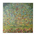 Carreau Pommier par Gustav Klimt<br><div class="desc">Un beau carreau en céramique avec la peinture à l'huile de Gustav Klimt (1862-1918),  Apple Tree (Apfelbaum) (vers 1912). Gustav est né en Autriche. Une représentation d'un verger de pommiers.</div>