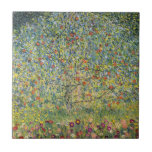 Carreau Pommier par Gustav Klimt, Art Nouveau Vintage<br><div class="desc">Apple Tree (1912) de Gustav Klimt est une peinture d'art vintage de l'époque victorienne Symbolisme. Une scène nature avec un pommier dans un verger sur une ferme aux fruits mûrs et aux fleurs de pommes. Le jardin fleuri est fleuri et fleuri. À propos de l'artiste : Gustav Klimt (1862-1918) était...</div>