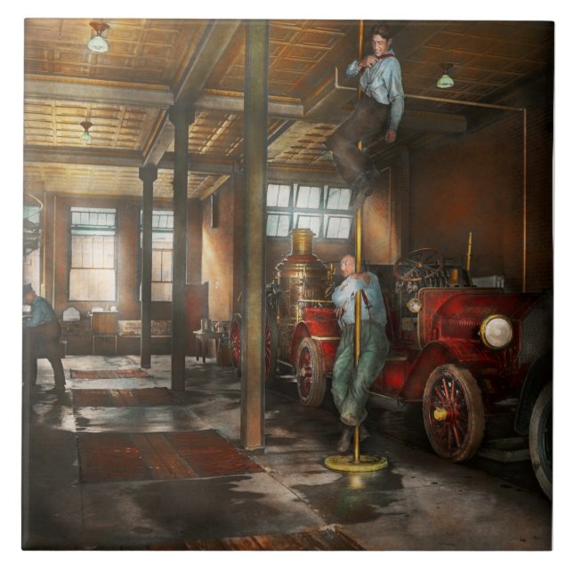 Carreau Pompiers - Répondant à la cloche d'alarme 1922 (Devant)
