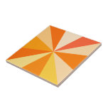 Carreau Pop Art Modern 60s Funky Geometry Rays in Orange<br><div class="desc">Ce design pop art branché,  d'inspiration rétro des années 60,  a des rayons orange/sunbursts lumineux et psychédéliques tournés dans un motif géométrique. Ce design branché,  minimaliste et ultra-moderne comporte douze rayons dans des tons orangés variés. C'est super,  bébé.</div>