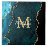 Carreau Porte en marbre bleu turquoise et or<br><div class="desc">Ce carrelage est doté d'un élégant arrière - plan en marbre d'agate glamour avec des détails de gemstone de géode et des accents de parties scintillant d'or faux. Le monogramme combine écriture manuscrite et polices sans serif modernes pour un look élégant et sophistiqué. Cela fera le cadeau idéal car il...</div>