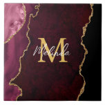 Carreau Porte en marbre rouge et or<br><div class="desc">Ce carrelage est doté d'un élégant arrière - plan en marbre d'agate glamour avec des détails de gemstone de géode et des accents de parties scintillant d'or faux. Le monogramme combine écriture manuscrite et polices sans serif modernes pour un look élégant et sophistiqué. Cela fera le cadeau idéal car il...</div>