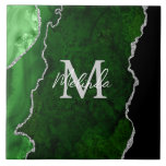 Carreau Porte en marbre vert et argent<br><div class="desc">Ce carrelage présente un élégant arrière - plan en marbre d'agate glamour avec des détails de gemstone de géode et des accents de parties scintillant faux argent. Le monogramme combine écriture manuscrite et polices sans serif modernes pour un look élégant et sophistiqué. Cela fera le cadeau idéal car il peut...</div>