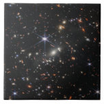 Carreau Première vue profonde de l'univers de Webb<br><div class="desc">Vaste et profonde, cette image capture une minuscule tranche du début de l'univers, grouillant de milliers de galaxies de formes et de tailles diverses. Les couleurs pâles des galaxies témoignent de leur immense distance, certaines datant de 13, 8 milliards d'années. Les galaxies spirales, comme notre propre Voie Lactée, serrent de...</div>