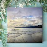 Carreau Purple California Sunset Photo Profitez De Chaque<br><div class="desc">"Profite de chaque instant." Ce spectaculaire paysage de plage de Pismo Beach, en Californie, immaculé, immaculé et sablonneux, pris près du coucher du soleil, respire la tranquillité et la solitude. Ici, vous trouverez les surfeurs qui attendent la vague parfaite ainsi que les petits oiseaux qui cherchent leur snack du soir....</div>