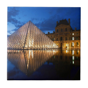 Carreau Pyramide dans le musée de Louvre, Paris, France