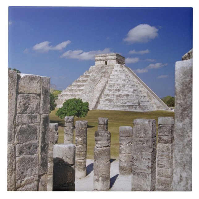 Carreau Pyramide de Kukulcan comme vu du groupe de (Devant)