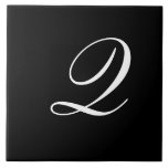 Carreau Q Monogramme initial blanc sur noir<br><div class="desc">Lettre blanche classique Monogramme sur Arrière - plan noir,  Q.</div>