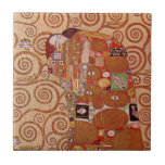 Carreau Réalisation par Gustav Klimt, Art Nouveau Vintage<br><div class="desc">Fulfillment (alias The Embrace) (1909) de Gustav Klimt est un vintage Symbolisme de l'époque victorienne un bel art, un portrait d'amour et d'amour mettant en scène un jeune couple qui s'embrasse. À propos de l'artiste : Gustav Klimt (1862-1918) était un peintre symboliste autrichien et l'un des membres les plus importants...</div>