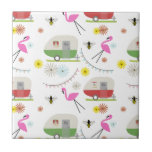 Carreau Rétro motif de remorque et de Flamants roses<br><div class="desc">Les caractéristiques du produit ce un motif qui incorpore des illustrations de rétro cru ont inspiré des remorques de campeur,  des flamants roses,  des abeilles,  et des fleurs.</div>