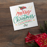 Carreau Retro Style Camion Joyeux Noël<br><div class="desc">Cette céramique décorative unique présente une typographie stylisée qui dit "Joyeux Noël et Bonne Année" en rouge et vert turquoise. Au-dessus du texte se trouve une petite image de camion rouge rétro avec un arbre de vacances fraîchement coupé. Les tourbillons d'or et les étoiles ajoutent de l'intérêt, et une épée...</div>