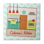 Carreau Rétro tuile colorée de cuisine<br><div class="desc">Une tuile de cuisine comportant une illustration d'une rétro cuisine inspirée décorée d'un rouge, d'une turquoise, d'une orange, et d'un modèle de couleurs jaune. Personnalisez avec votre nom en rouge. L'arrière - plan est bleu-clair avec des zigzags.</div>