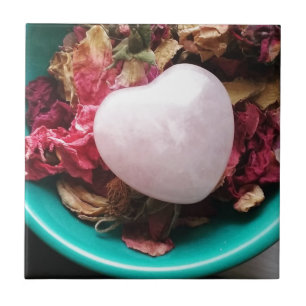 Carreau Rose Quartz Coeur dans un lit de pétales Roses