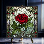 Carreau Rose rouge dans la vigne de fenêtre Bordure en ver<br><div class="desc">La Rose rouge dans la vigne Bordure en verre feuilleté Look en céramique Carrelage dispose d'une seule élégante rose rouge sur un arrière - plan de gris-bleu au centre d'une fenêtre en vitrail avec une bordure de vigne rose. Ce carrelage a un style ancien en vitrail de style Art Nouveau....</div>
