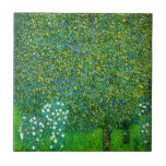 Carreau Roses de Gustav Klimt sous la tuile de poirier<br><div class="desc">Roses de Gustav Klimt sous la tuile de poirier. Huile sur la toile à partir de 1905. Une belle peinture d'artiste autrichien Gustav Klimt. Un des paysages magnifiques de Klimt qui ont mélangé l'impressionniste et les tendances de nouveau d'art, l'amour de ce de travail Klimt de cartels des arbres de...</div>