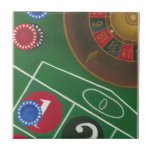 Carreau Roulette Table avec puces et roue<br><div class="desc">La roue tourne tient toute la puissance sur la table de la roulette, mais la puissance de ce tableau est dans la représentation réaliste d'une scène de casino. Le vert du feutre et la couleur des jetons vous mettent à table, attendant sur votre pari de payer. Assurez-vous d'acheter votre copie...</div>