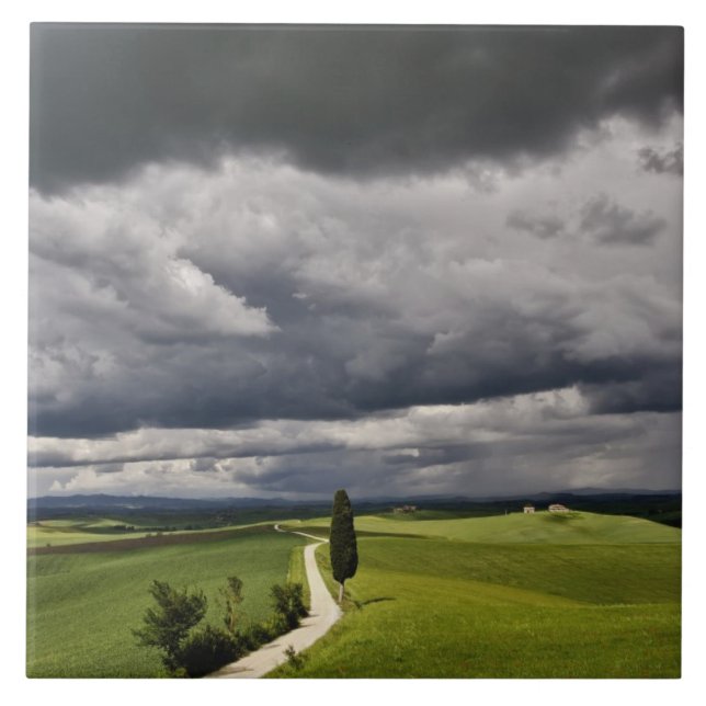 Carreau Route et nuages d'orage, région rurale de Toscane, (Devant)