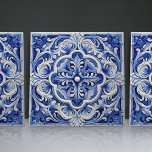 Carreau Sapphire Lisbonne motif en céramique design<br><div class="desc">Indigo Azulejo Bleu Portugais Lisbonne carreaux décoratifs en céramique sont un complément magnifique et unique à toute maison. Un produit de haute qualité avec une esthétique intemporelle. La couleur bleue du carrelage est inspirée du bleu indigo des célèbres azulejos de Lisbonne, ajoutant une touche d'histoire et de culture à votre...</div>
