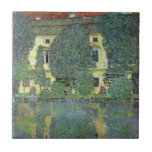 Carreau Schloss Kammer sur l'Attersee III Par Gustav Klimt<br><div class="desc">Schloss Kammer sur l'Attersee, III (1910) de Gustav Klimt est un symbole vintage de l'art de la peinture de l'époque victorienne. Vue extérieure sur un château. De grands arbres poussent dans les jardins. La maison (ancienne forteresse) et les arbres se reflètent dans le lac calme. Schloss Kammer est un château...</div>