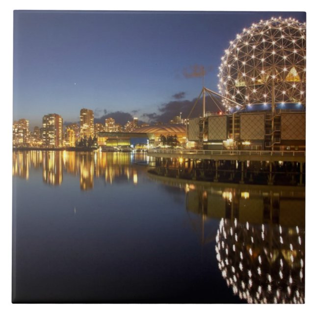 Carreau Science World et CBD se reflètent dans False Creek (Devant)