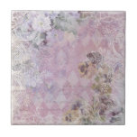 Carreau Shabby Carrelage Vintage Floral<br><div class="desc">Joli design dans un style de collage shabby légèrement déprimé avec des mailles en dentelle, des pansies et des fleurs d'aile, et une bordure de défilement gravée blanc cassé sur un arrière - plan en diamant arlequin avec des textes manuscrits subtils dans les tons lilas, rose et gris.</div>