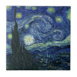 Carreau Starry Night Vincent van Gogh Art Peinture<br><div class="desc">Vincent van Gogh (Néerlandais, 1853 - 1890) Starry Night, 1889, Huile sur toile Non encadré : 73 × 92 cm (28, 7 × 36, 2 po) Ce tableau représente la vue depuis la fenêtre est de la chambre d'asile de Van Gogh à Saint-Rémy-de-Provence, il ajoute un village aménagé. Il est...</div>