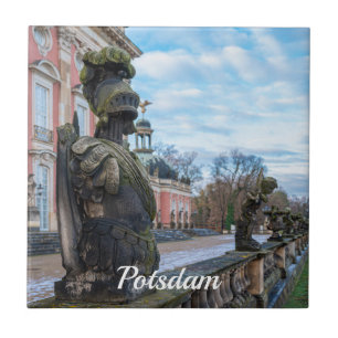 Carreau Statues de chevalier en pierre près du palais à Po