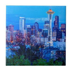 Carreau Super Lune se levant près de la skyline de Seattle
