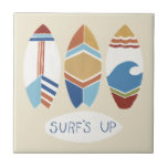 Carreau SURF ! Surf<br><div class="desc">SURF ! Je d'ici juin Erica Vess. Dispose de trois planches de surf avec des designs différents et amusants et "Surf Up" phrase au bas de l'image.</div>