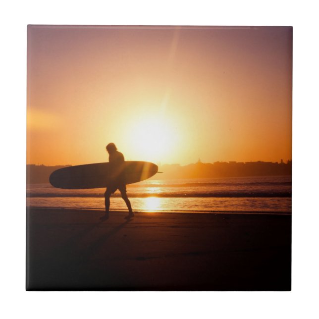 Carreau Surfer sur la plage au coucher du soleil (Devant)