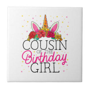Carreau T-shirt de cousin de la fille qui fête son anniver
