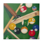 Carreau Table de billard Lifelike avec boules et craie<br><div class="desc">Faites-les monter avec ce tableau spectaculaire d'une table de billard de Jennifer Goldberger. Les boules ont l'air neuves, le feutre a l'air immaculé, et la craie a déjà été appliquée aux bâtons de repère. Accrochez-le à la maison ou offrez-le à un ami ou à un proche qui aime jouer au...</div>