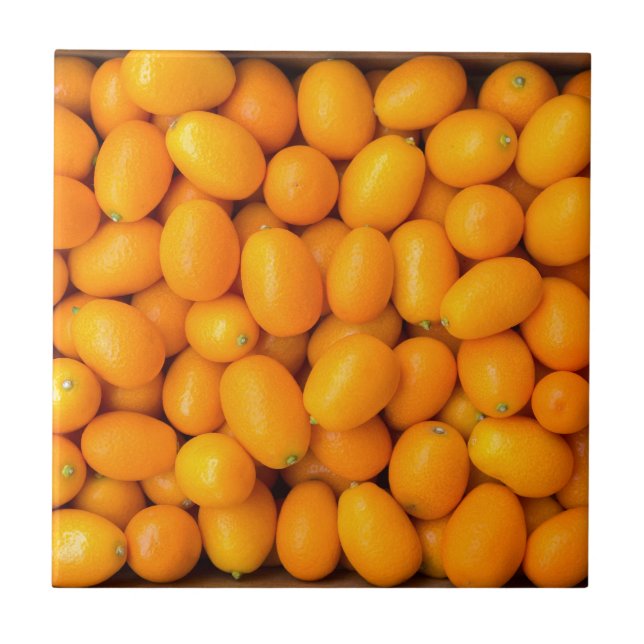Carreau Tas des kumquats oranges dans la boîte en carton (Devant)