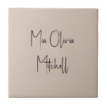 Carreau Tendance Couleur doux Nom de la mosaïque en cérami<br><div class="desc">Voici la teinte printanière classique : Soft Taupe. Élevez votre décor de maison avec notre céramique moderne et élégant, avec un nom personnalisable dans une police manuscrite charmant en noir classique, ressemblant à une signature. Son design élégant et minimaliste aux couleurs solides dégage un charme intemporel, ce qui en fait...</div>