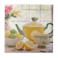 Thé d'après-midi chaud avec les citrons frais