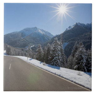 Carreau Thrugh vide idyllique de route un paysage d'hiver,