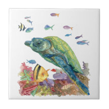 Tortue et poissons dans la mer