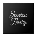 Carreau Tout nom | Élégant Vintage blanc Script sur noir<br><div class="desc">Votre nom ou tout autre texte dans un style d'écriture élégant.</div>