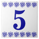 Carreau Tuile atomique de numéro de maison<br><div class="desc">Tuile de nombre atomique - bleu sur le blanc avec la frontière d'une imprimante.</div>