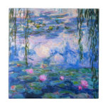 Carreau Tuile de nénuphars de Monet<br><div class="desc">Tuile de nénuphars de Monet. Peinture à l'huile sur la toile à partir de 1916. Monet a peint son étang célèbre de nénuphar d'une manière obsédante pendant les années finales de sa carrière, tirant l'inspiration de la lumière du soleil et son effet changeant sur l'eau et les fleurs et le...</div>