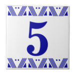 Carreau Tuile de nombre de Deco<br><div class="desc">Tuile de nombre d'art déco - bleu sur le blanc avec la frontière d'une imprimante</div>